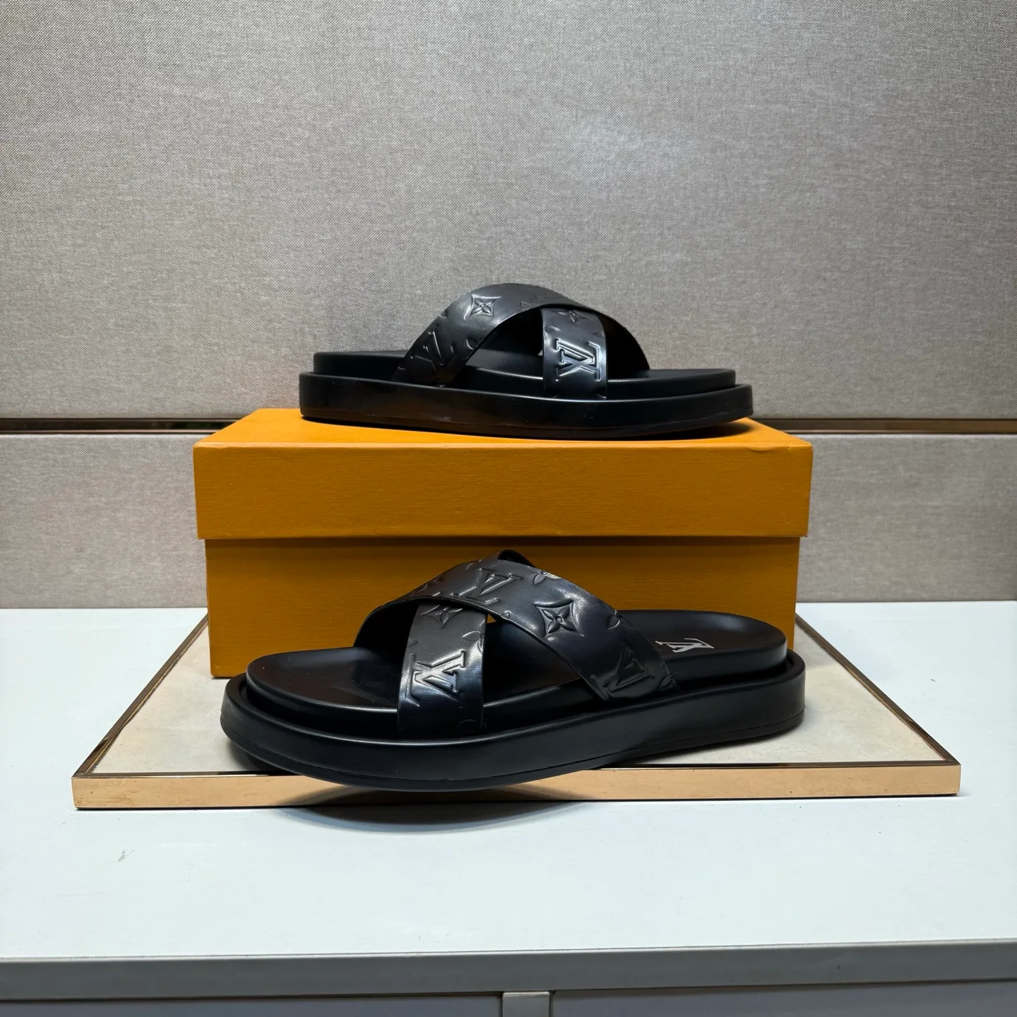 ⬛️Men's shoes 💰p400 [LV～] Men's casual slippers 2025z cabinet sales simultaneously 🔶Size: 39-44#️⃣ 🔷2 colors🔜The upper is made of cowhide stitching➕Genuine leather lining, comfortable and breathable, sole: original comfortable and wear-resistant outsole, ⚠️Real 📱Photographed🎬The real thing is better📢📢📢